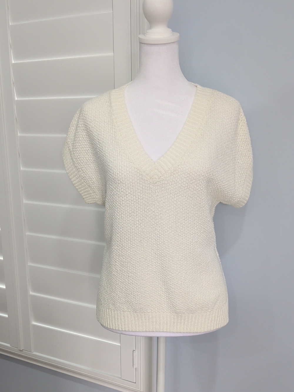 NWOT moon & madison Cream V-Neck Textured Knit Sweater